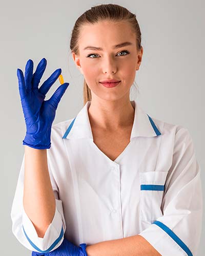 женщина врач в синих перчатках