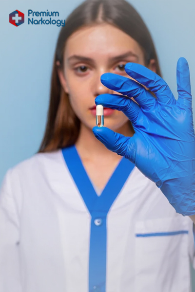 Лечение наркозависимости от героина Женщина врач в синих перчатках